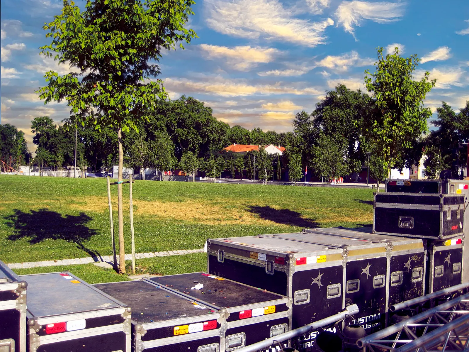Rij flightcases buiten op een tourlocatie